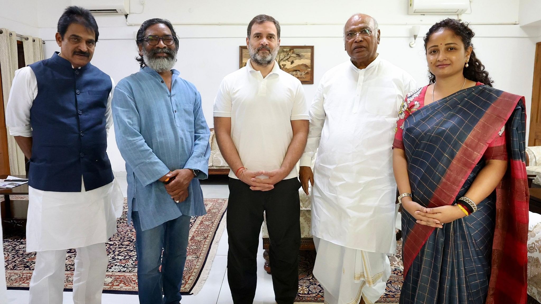 <div class="paragraphs"><p>Jharkhand CM Hemant Soren and his wife Kalpana Soren with senior Congress leaders.</p></div>