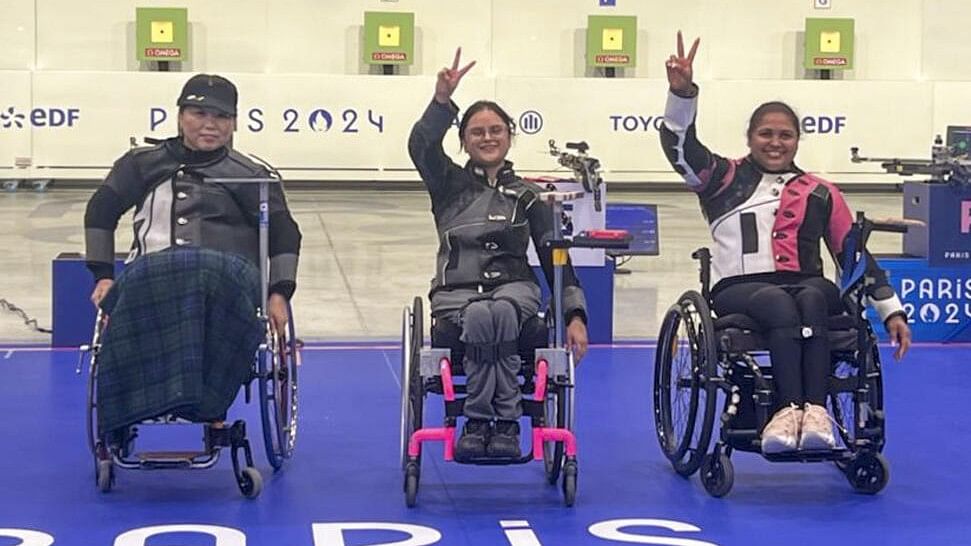 <div class="paragraphs"><p>India's Avani Lekhara, centre, and Mona Agarwal, right, pose for photos after winning the gold medal and bronze medal repectively in the women's 10m air rifle (SH1) event at Paralympics 2024.</p></div>