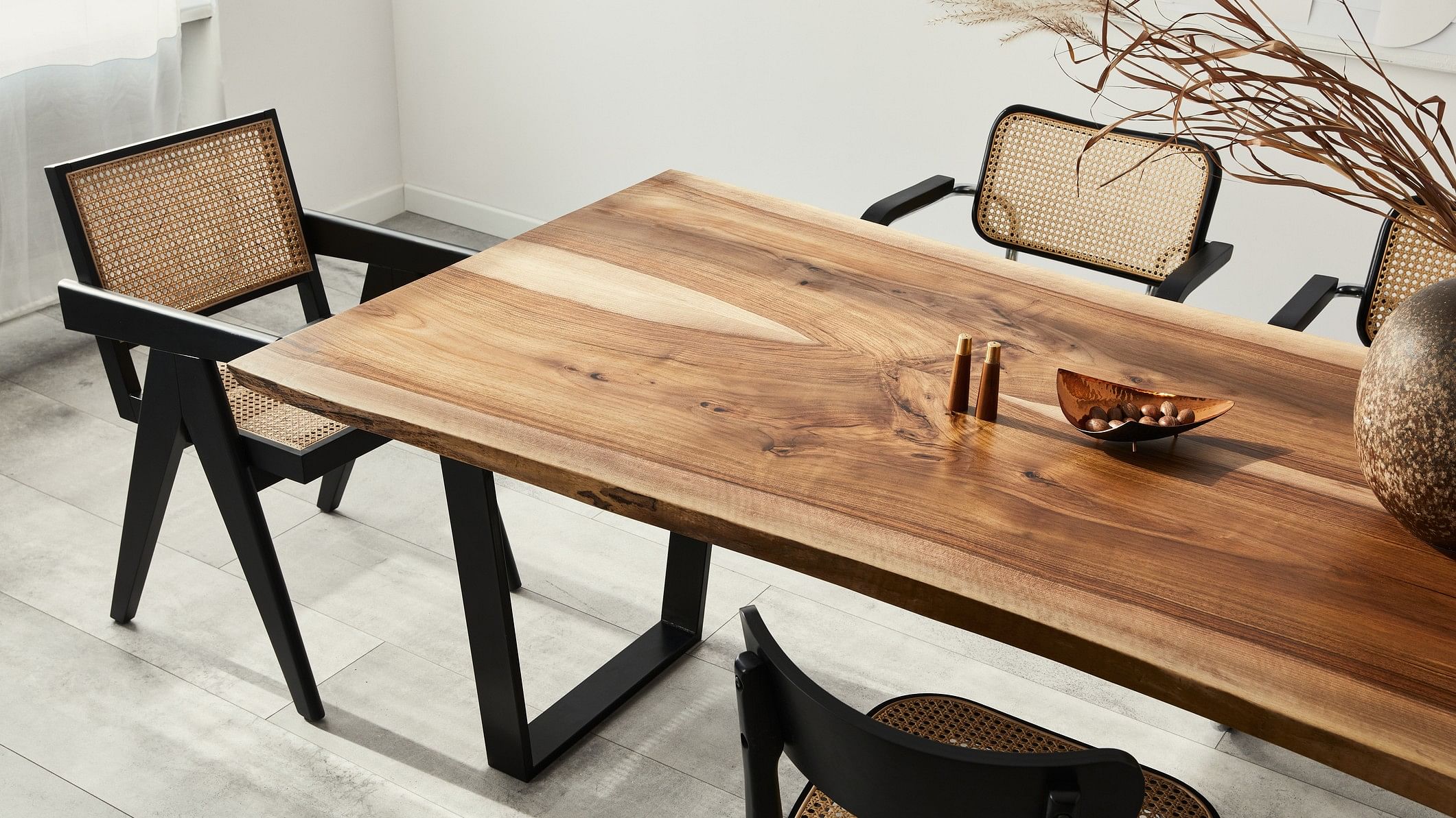 <div class="paragraphs"><p>Representative image showing a dining table.</p></div>