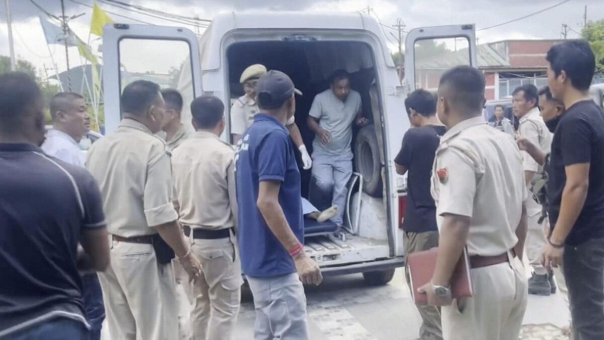 <div class="paragraphs"><p>Police personnel shift injured to a hospital after suspected Kuki militants attacked Koutruk villagers in Imphal.</p></div>