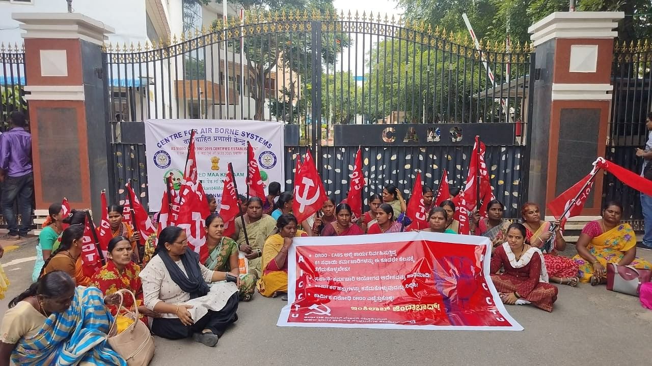 <div class="paragraphs"><p>The protesters outside the DRDO's facility in Yemalur on Monday.</p></div>