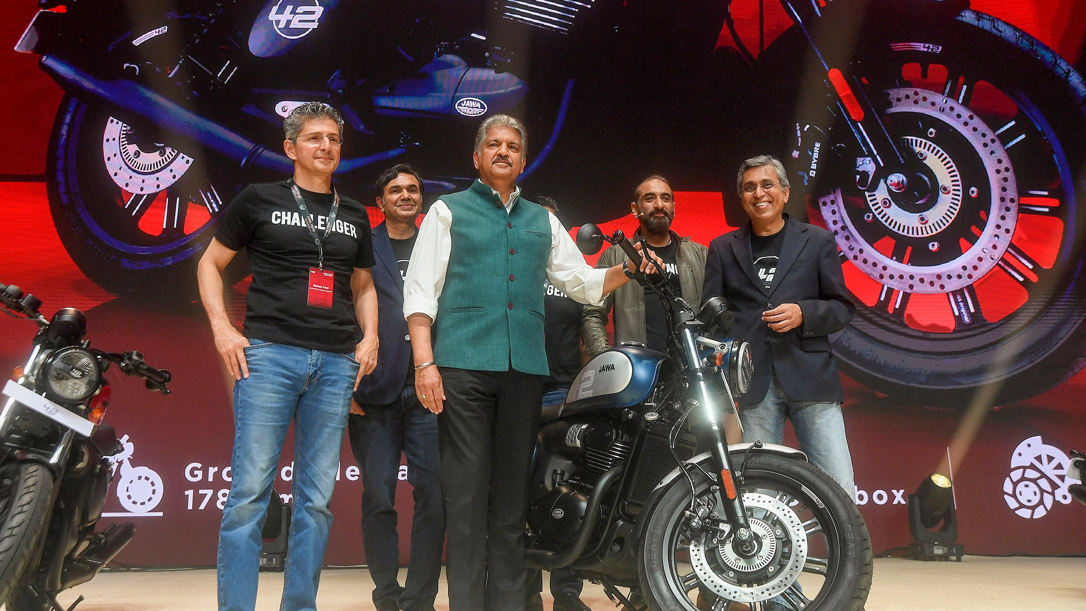 <div class="paragraphs"><p>Mahindra Group chairman Anand Mahindra, centre, and Anupam Thareja, Co-founder of Jawa Yezdi Motorcycles (2nd from right) with others at the launch of Jawa 42 FJ350 by Jawa Yezdi Motorcycles, in Mumbai, on Tuesday. </p></div>