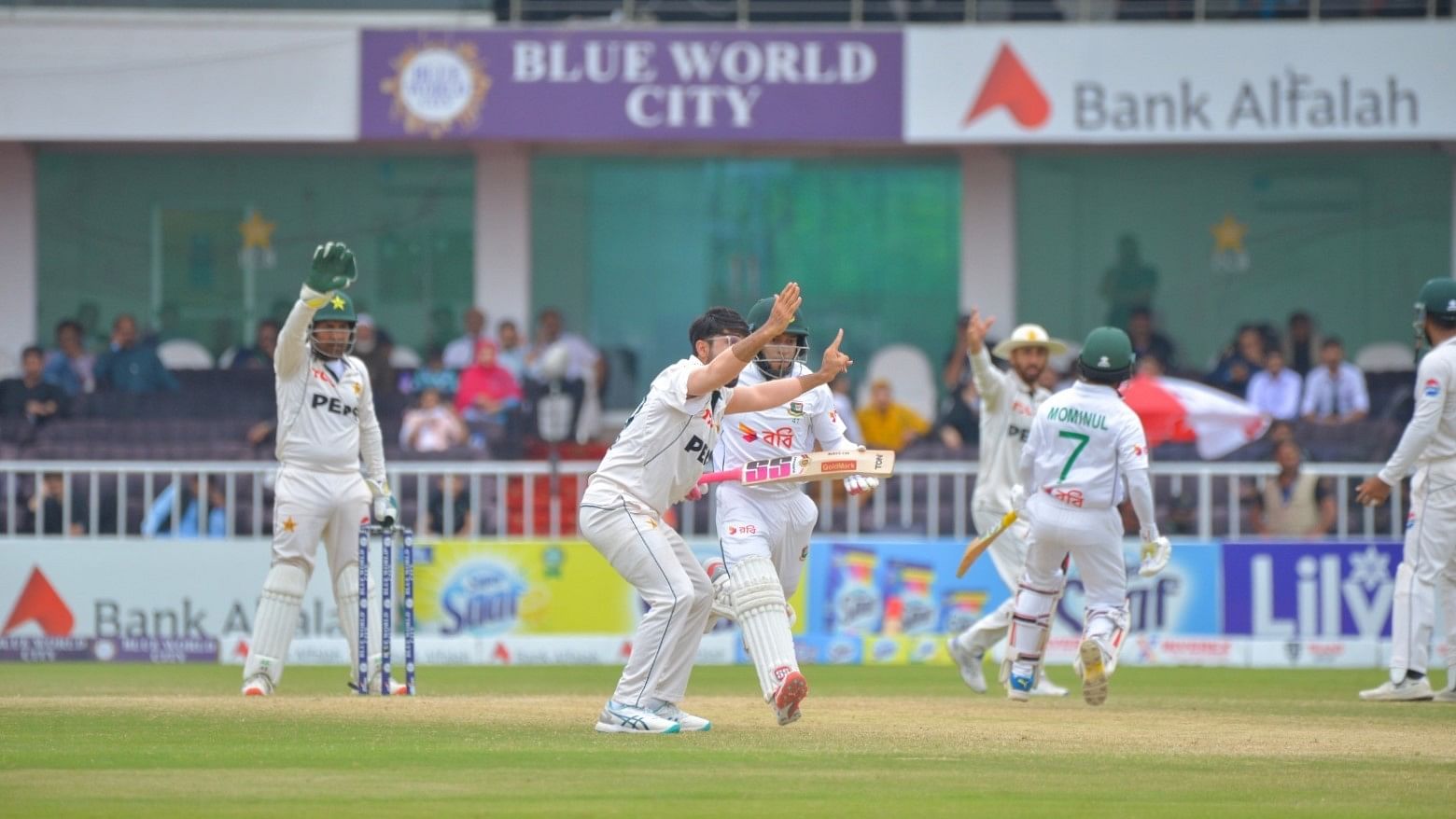 <div class="paragraphs"><p>Pakistani players appeal for a wicket during Day 5 of the second test against Bangladesh.</p></div>