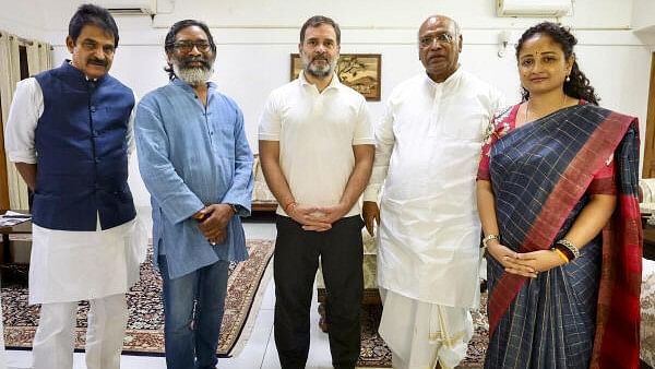 <div class="paragraphs"><p>Jharkhand Chief Minister Hemant Soren with his wife and JMM leader Kalpana Soren during a meeting with LoP in Lok Sabha and Congress MP Rahul Gandhi, party President Mallikarjun Kharge and party MP KC Venugopal, in New Delhi, Tuesday, September 3, 2024. </p></div>