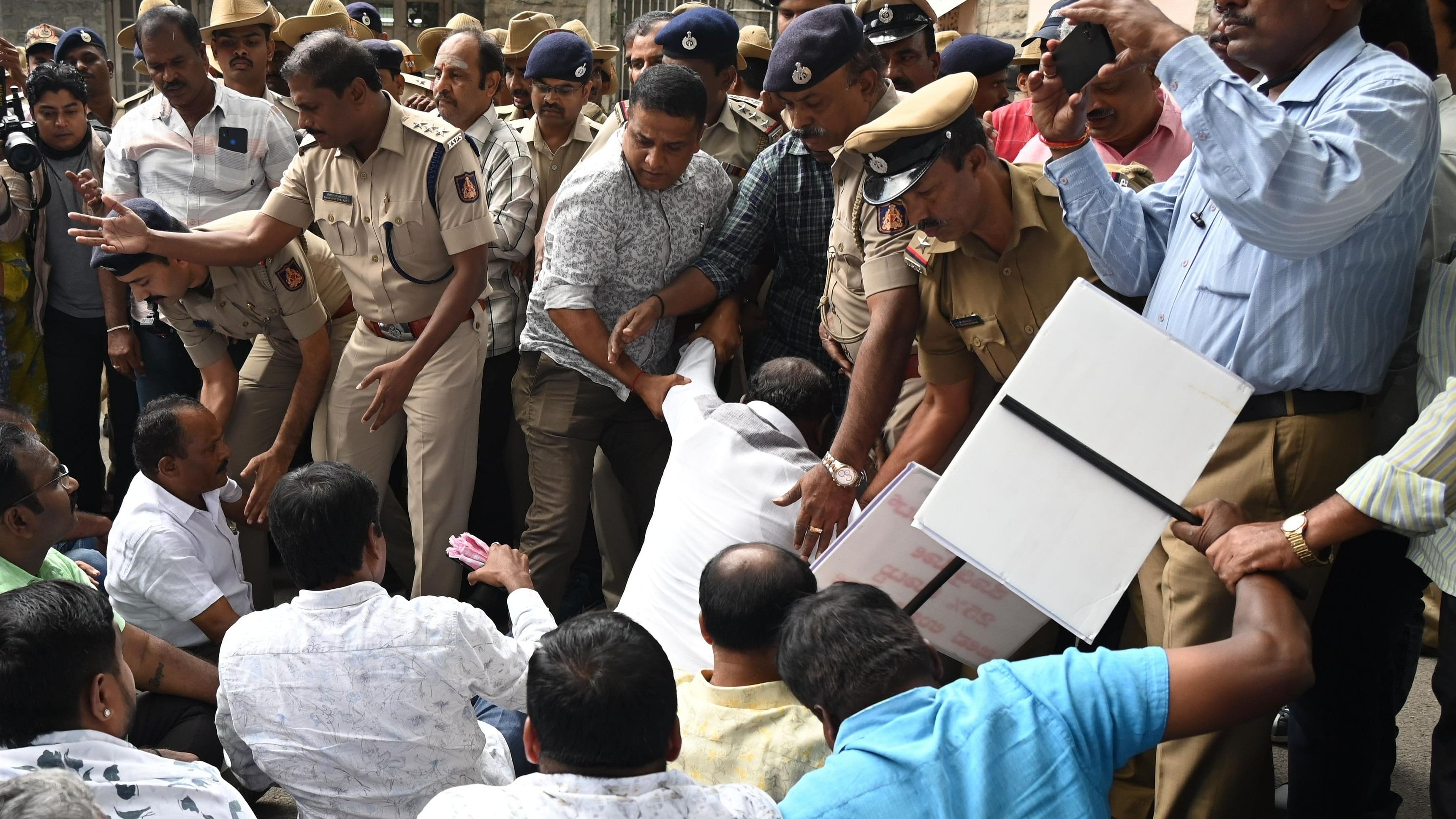 <div class="paragraphs"><p>Police detain BBMP contractors during their protest at the Palike head office on Monday.</p></div>