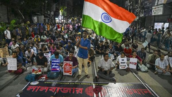 <div class="paragraphs"><p> Junior doctors stage a protest on a road leading to Lalbazar police headquarters demanding the resignation of Police Commissioner Vineet Goyal over the case of alleged sexual assault and murder of a trainee doctor, in Kolkata, Monday, September 2, 2024. </p></div>