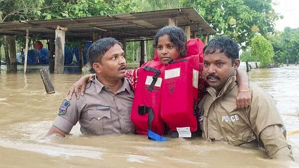 <div class="paragraphs"><p>Rescue officials save a girl in a flood-affected area, in Bhadradri Kothagudem district, Telangana </p></div>