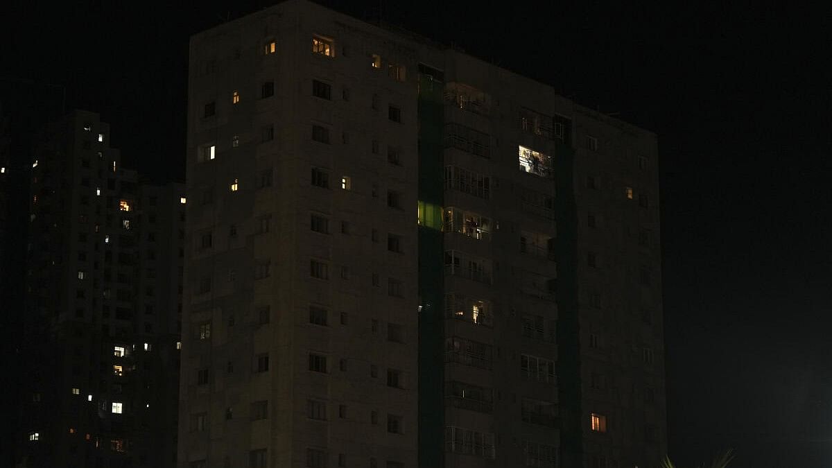 <div class="paragraphs"><p>The lights of a residential building are seen turned off in protest against the alleged rape and murder of a trainee woman doctor at the RG Kar Medical College and Hospital, in Kolkata, Wednesday, Sept. 4, 2024.</p></div>