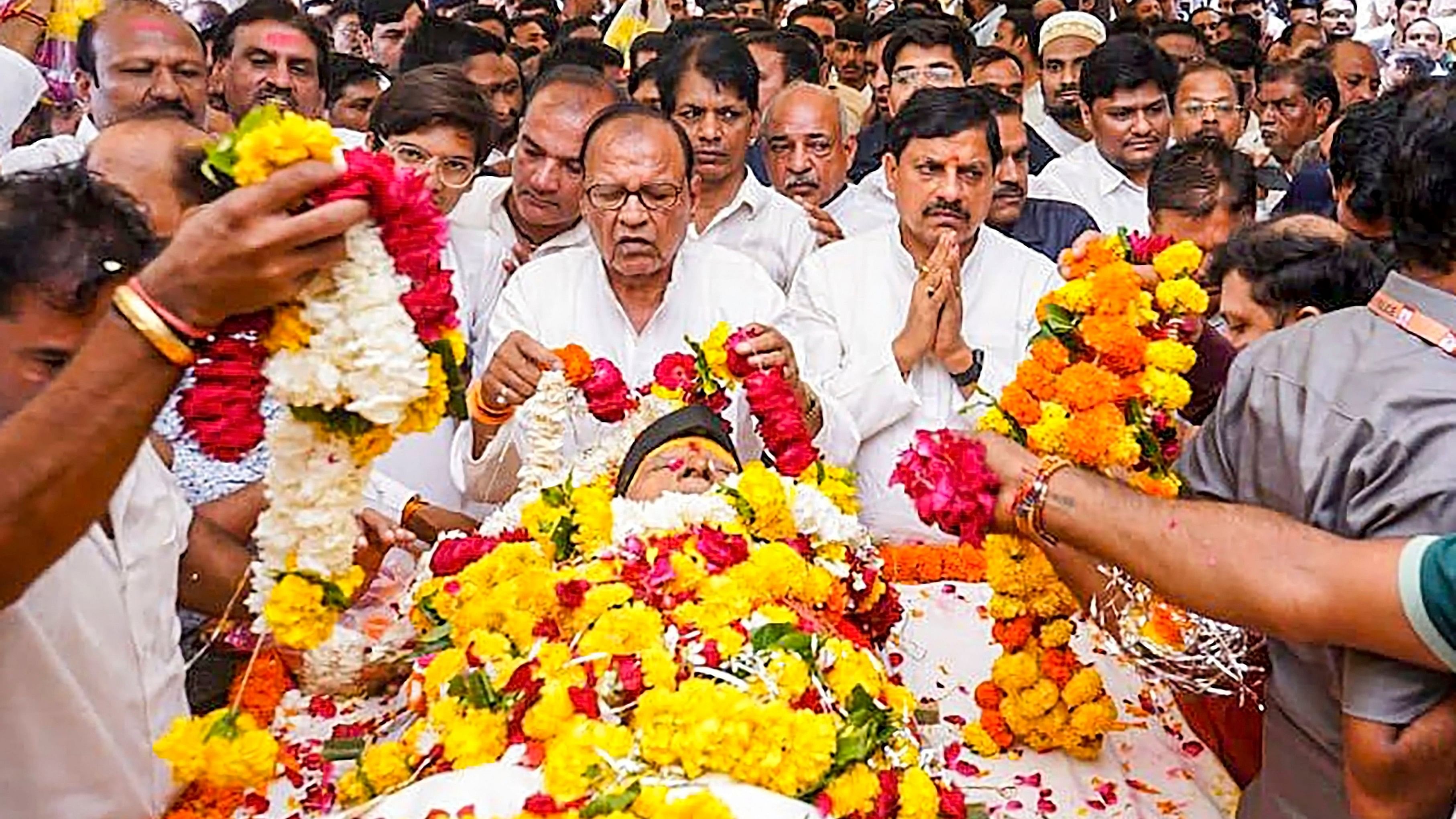 <div class="paragraphs"><p>Madhya Pradesh Chief Minister Mohan Yadav pays tribute to the mortal remains of his father Poonam Chand Yadav after he passed away on Tuesday evening following  prolonged illness, in Ujjain, Wednesday, September 4, 2024. </p></div>