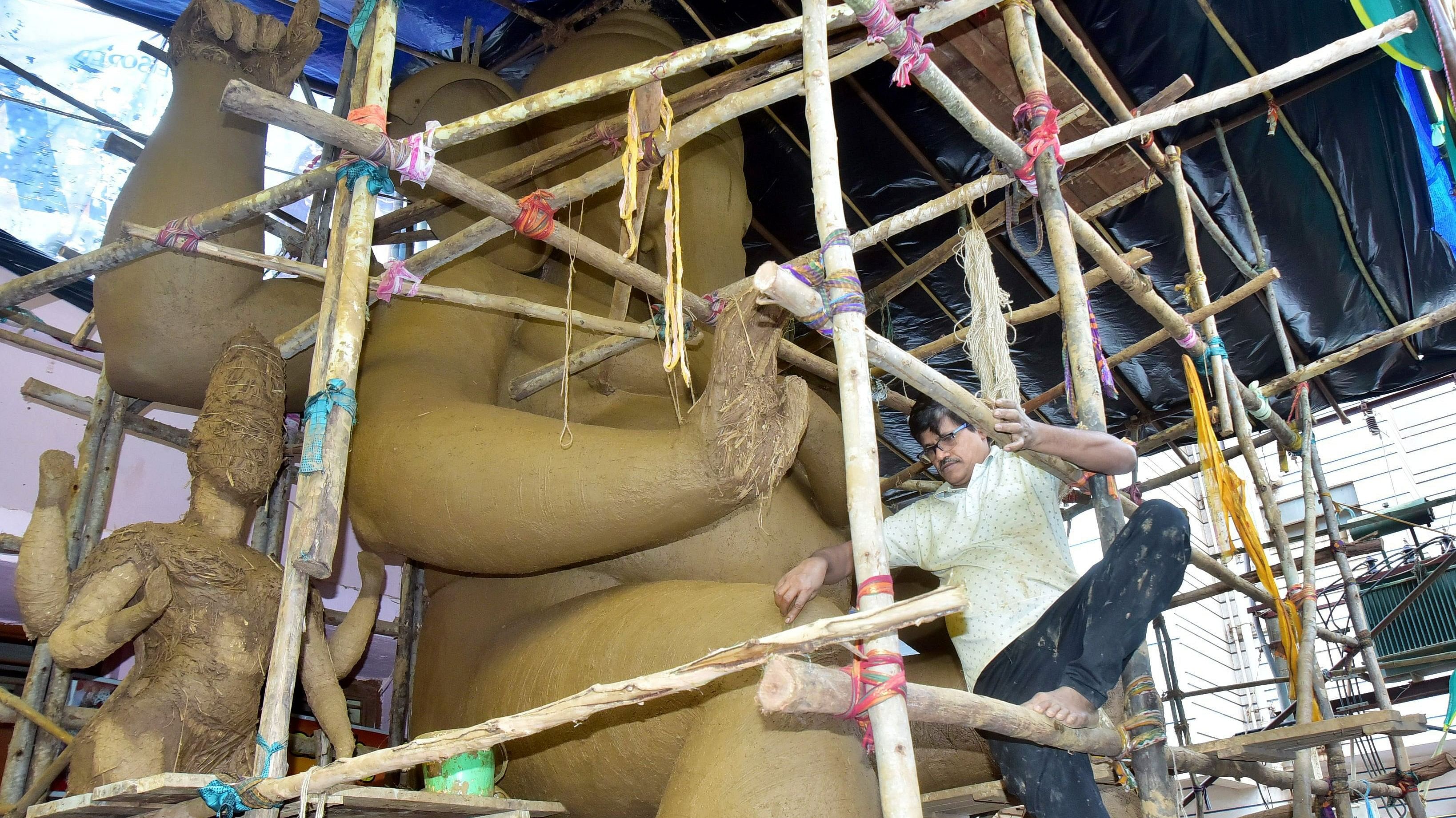 <div class="paragraphs"><p>An artist from West Bengal works on a giant Ganapati idol in Hubballi.&nbsp;</p></div>