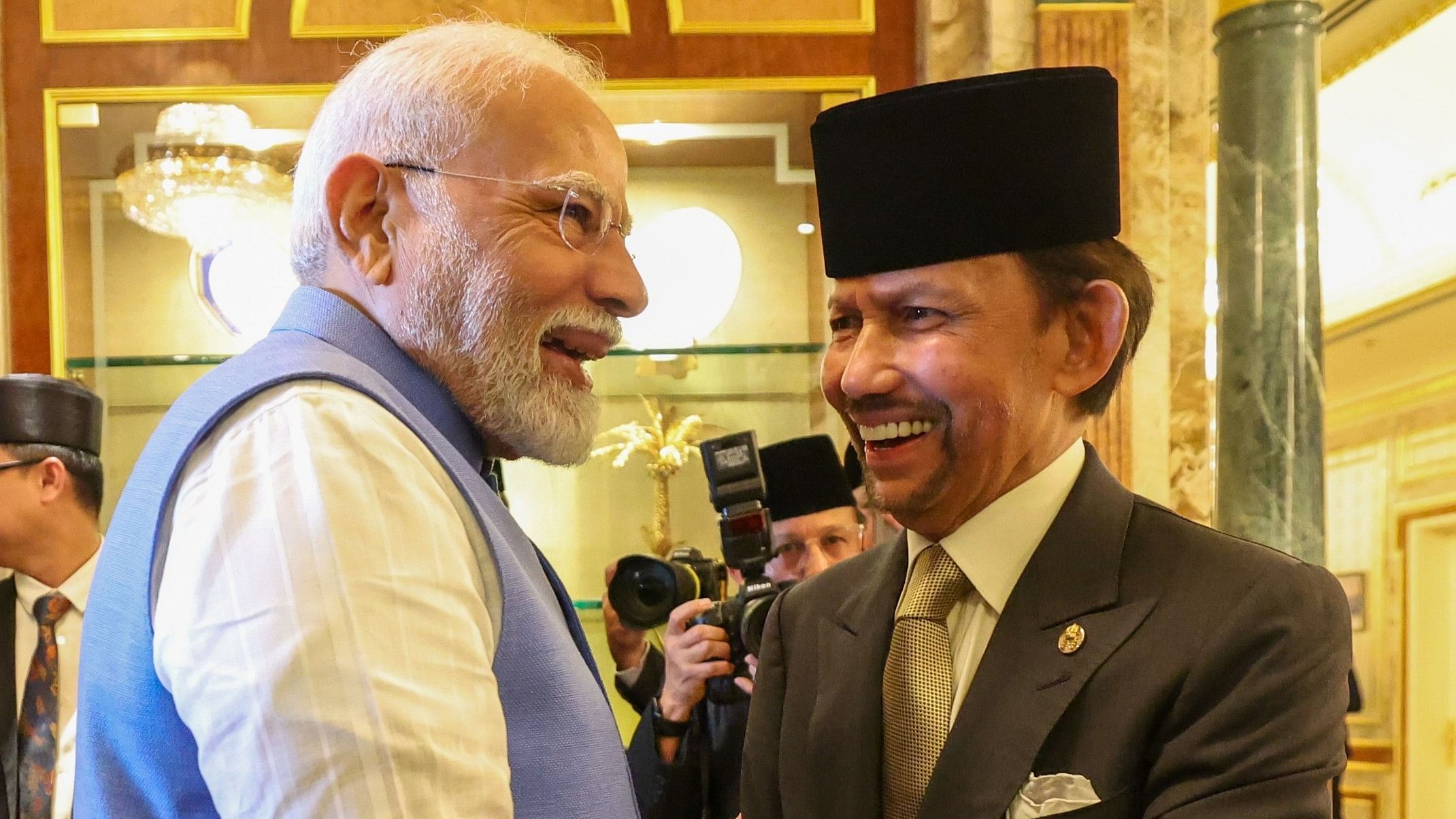 <div class="paragraphs"><p>PM Narendra Modi with the king of Brunei&nbsp;Sultan Haji Hassanal Bolkiah.</p></div>