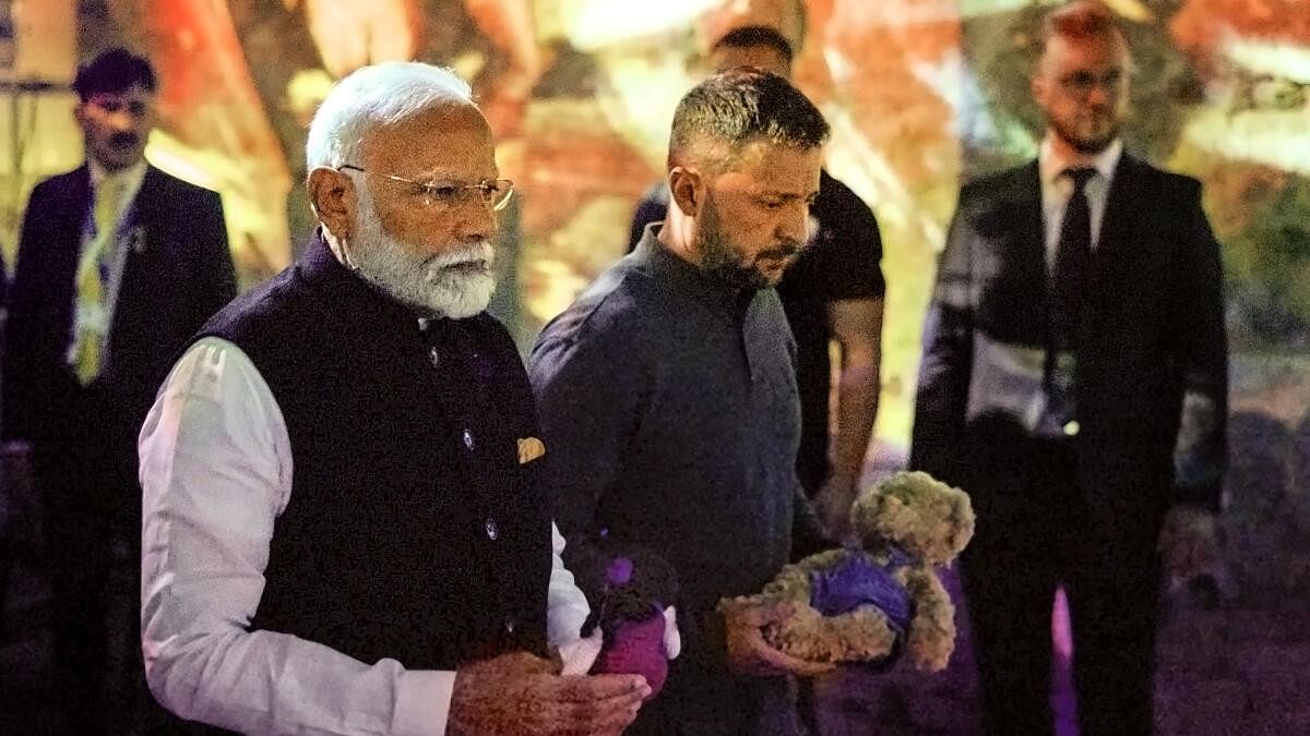 <div class="paragraphs"><p> Prime Minister Narendra Modi and the Ukrainian President Volodymyr Zelenskyy honour the memory of children during a visit to Martyrologist Exposition, in Kyiv, Ukraine</p></div>