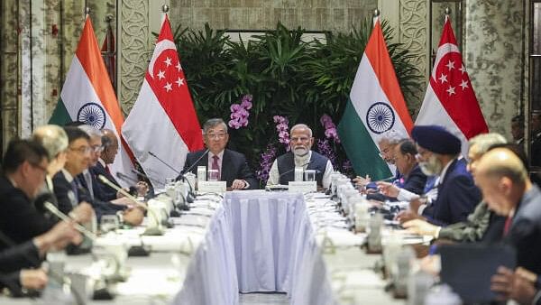 <div class="paragraphs"><p>Prime Minister Narendra Modi with Deputy Prime Minister of Singapore Gan Kim Yong, Union External Affairs Minister S Jaishankar and others during a meeting with business leaders and CEOs of Singapore. </p></div>