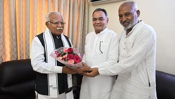 <div class="paragraphs"><p>Lakshman Napa (extreme right) seen with Manohar Lal Khattar</p></div>