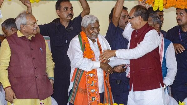 <div class="paragraphs"><p>Former Jharkhand chief minister Champai Soren being felicitated by Union Minister Shivraj Singh Chouhan, Jharkhand BJP President Babulal Marandi and others as Soren joined BJP during a ceremony, in Ranchi</p></div>