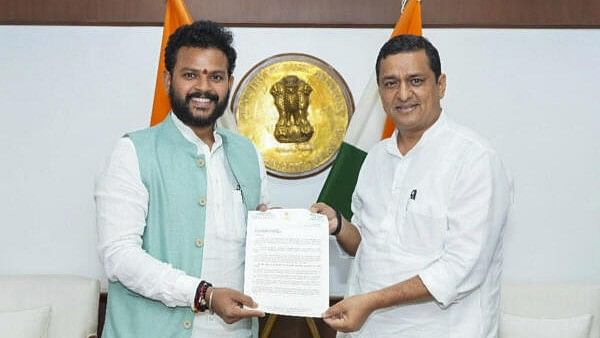 <div class="paragraphs"><p>Union Civil Aviation Minister Ram Mohan Naidu Kinjarapu during a meeting with BJP MP from Garhwal Anil Baluni.</p></div>