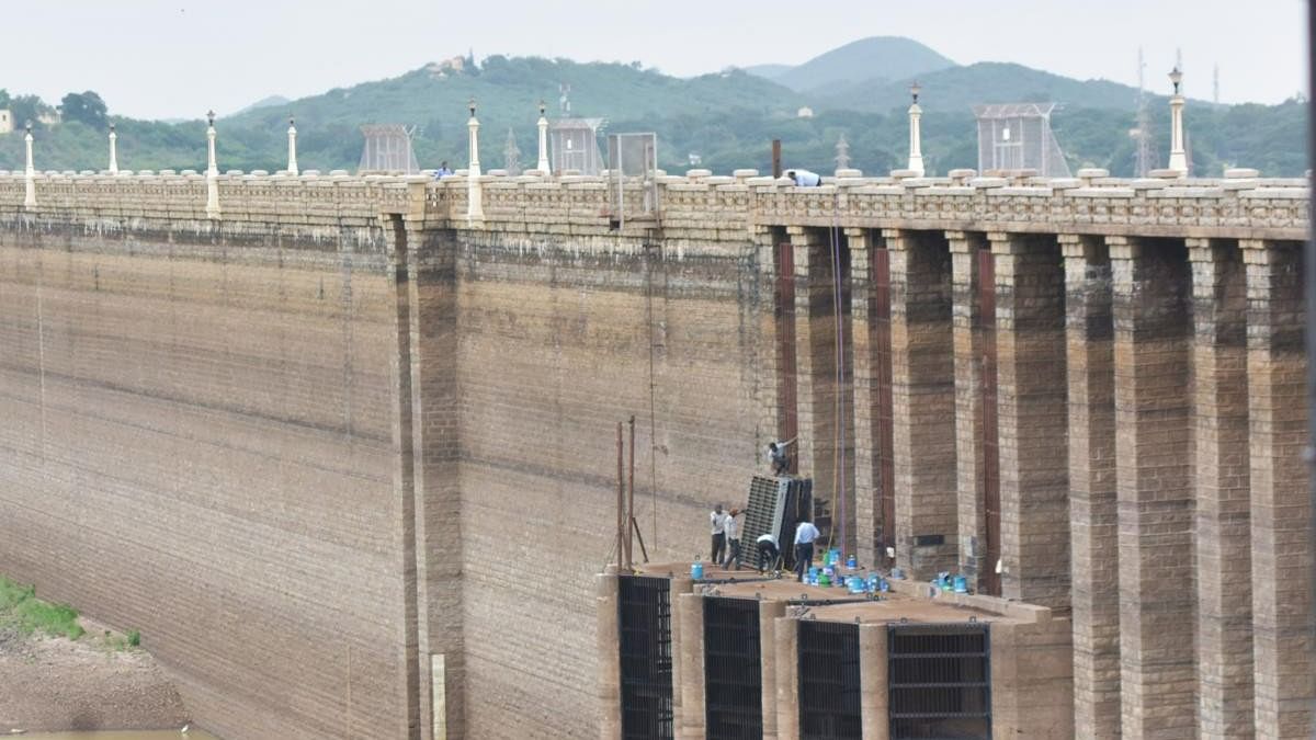 <div class="paragraphs"><p>Staff workers are servicing the crush gate of Tunga Bhadra dam during the water leavel reached dead storage, at Hospet. </p></div>