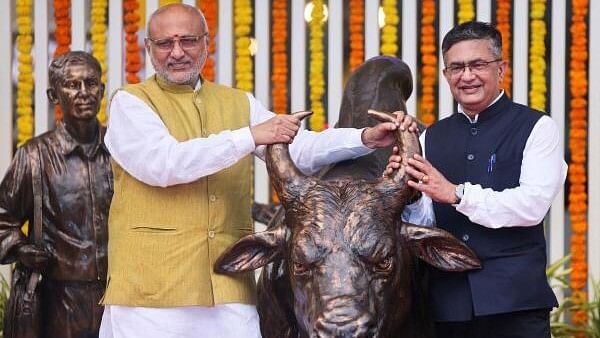 <div class="paragraphs"><p>Governor of Maharashtra CP Radhakrishnan and MD and CEO National Stock Exchange (NSE) Ashish Chauhan pose for pictures at the inauguration of the bull statue at the National Stock Exchange (NSE), in Mumbai, India, September 6, 2024.</p></div>