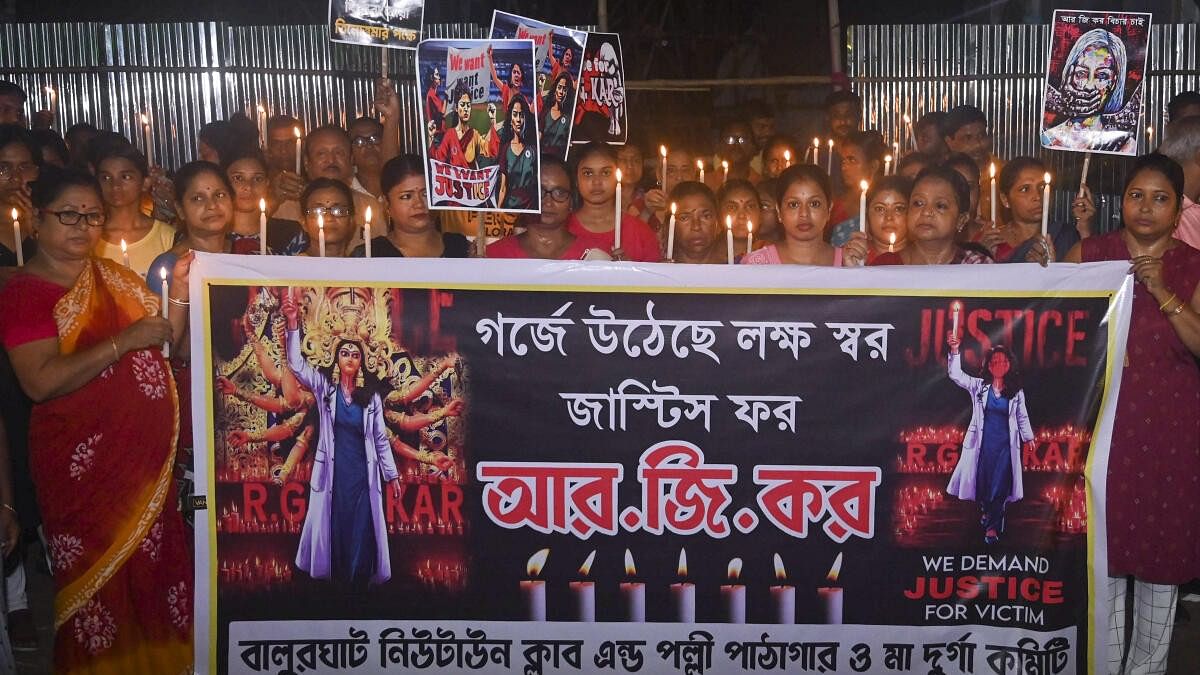 <div class="paragraphs"><p>Members of a Durga Puja commitee stage a protest against the alleged sexual assault and murder of a trainee doctor in Kolkata.</p></div>