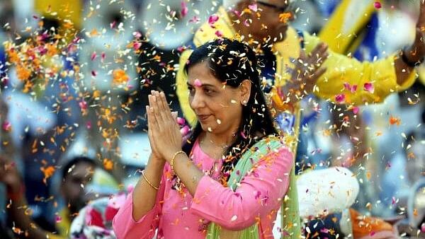 <div class="paragraphs"><p>Delhi Chief Minister Arvind Kejriwal's wife Sunita Kejriwal greets supporters</p></div>