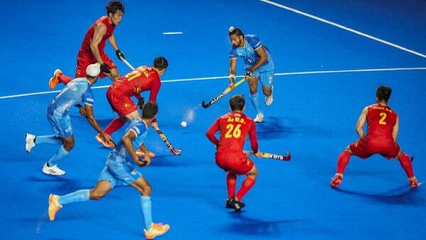 <div class="paragraphs"><p>Players of the Indian (blue) and Chinese men's hockey team in action</p></div>