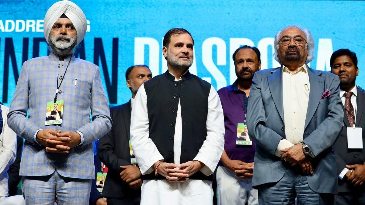 <div class="paragraphs"><p>Rahul Gandhi (centre) with Sam Pitroda and others during an address to the Indian Diaspora in Texas</p></div>