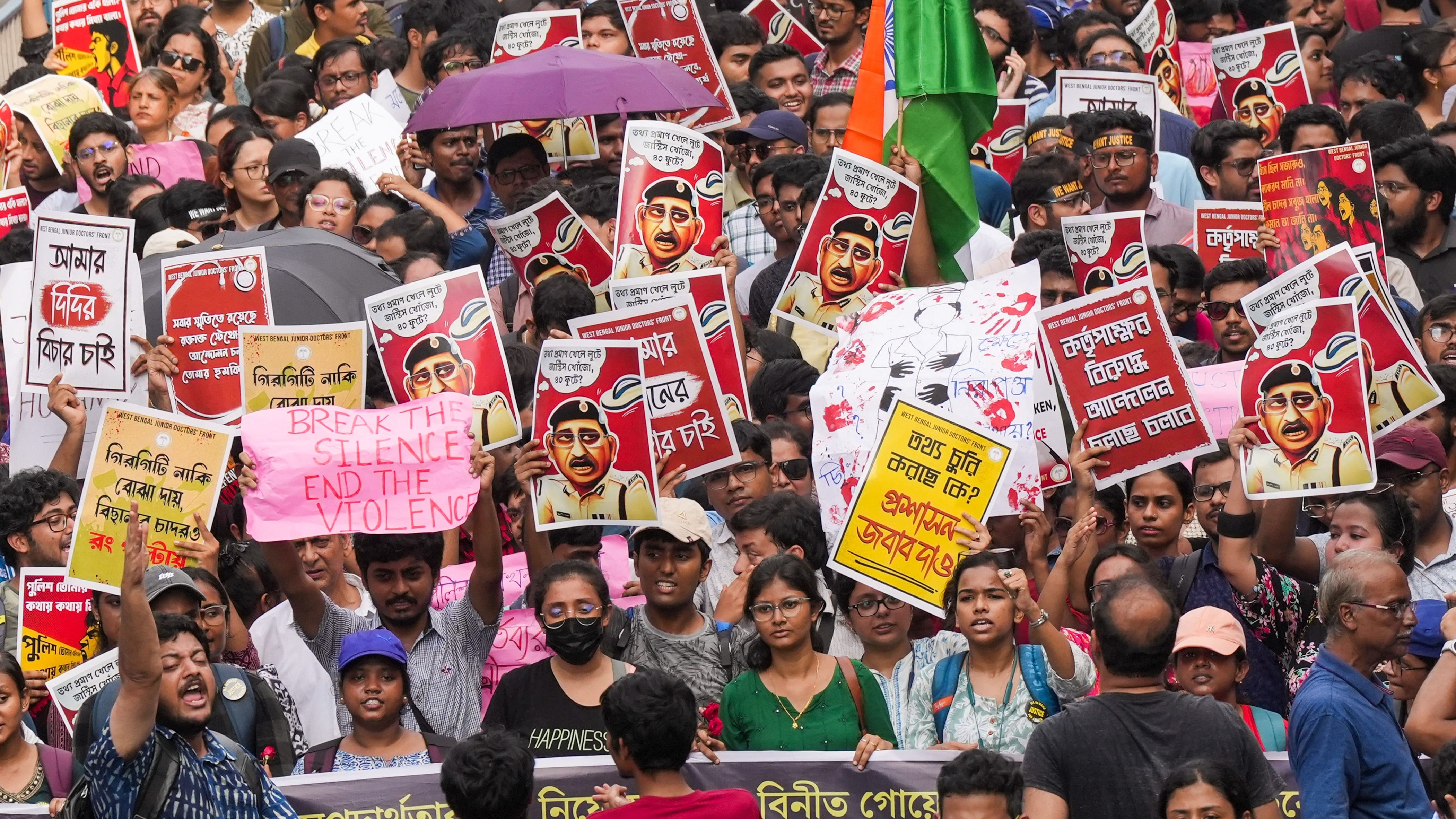 <div class="paragraphs"><p>West Bengal Junior Doctors' Forum(WBJDF) supporters during a protest march to police headquarters, demanding the resignation of Kolkata police commissioner, in Kolkata.</p></div>