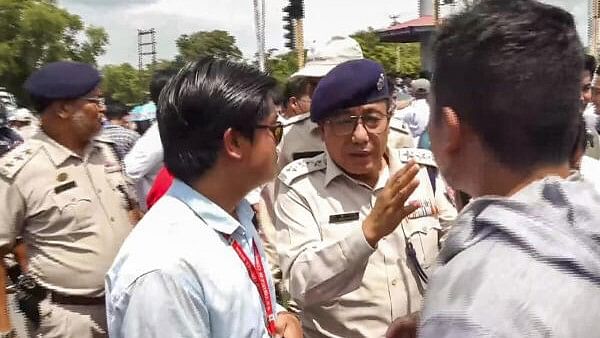 <div class="paragraphs"><p>Police personnel speak to the agitators during a protest march by students under the aegis of All Manipur Students' Union (AMSU) against the recent violence in the state, in Imphal.&nbsp;</p></div>