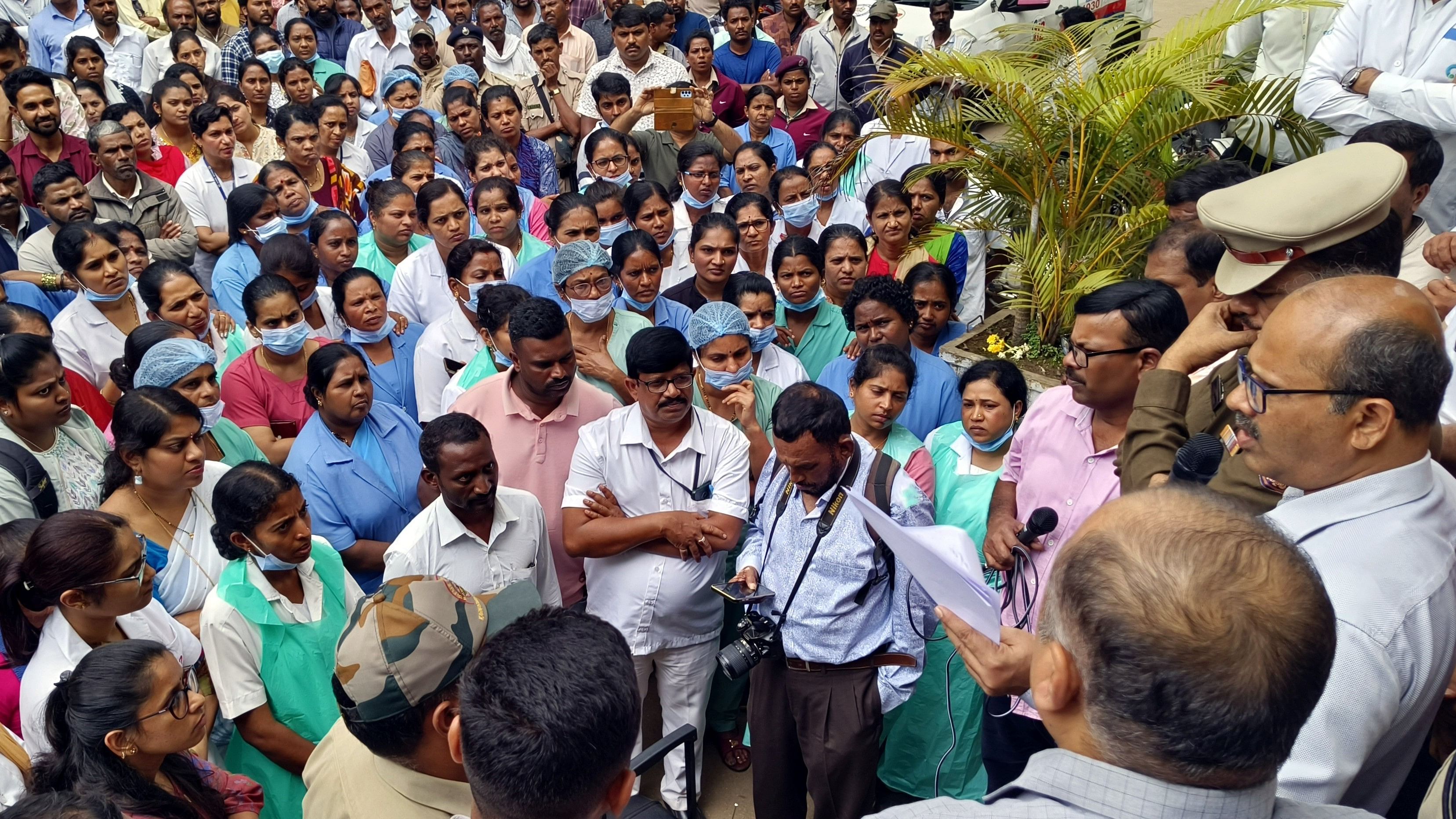 District surgeon Dr Mohankumar addresses the protesting staff of Chikkamagaluru district hospital on Tuesday.