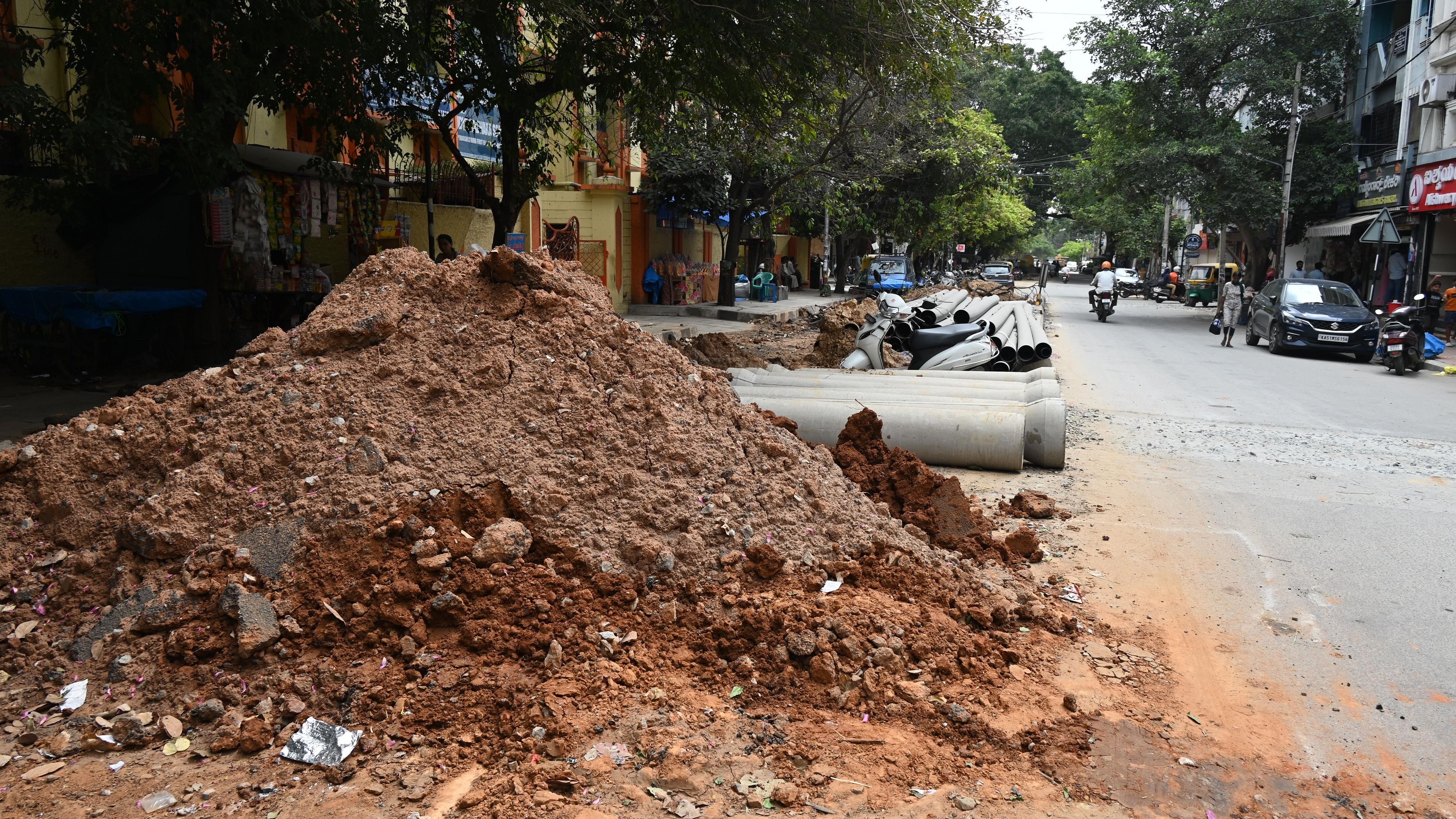 <div class="paragraphs"><p>The&nbsp;white-topping&nbsp;of roads in Rajajinagar has created havoc. Local residents say they are burdened by factors like escalating&nbsp;traffic&nbsp;and dust.&nbsp;</p></div>