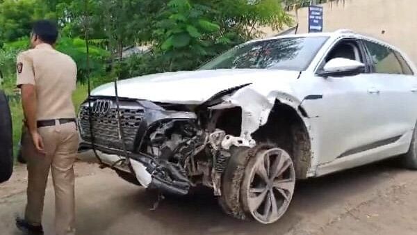 <div class="paragraphs"><p>A police personnel near the damaged Audi owned by Maharashtra BJP chief Chandrashekhar Bawankule's son Sanket Bawankule, after it allegedly hit several vehicles, in Nagpur, Tuesday.&nbsp;</p></div>