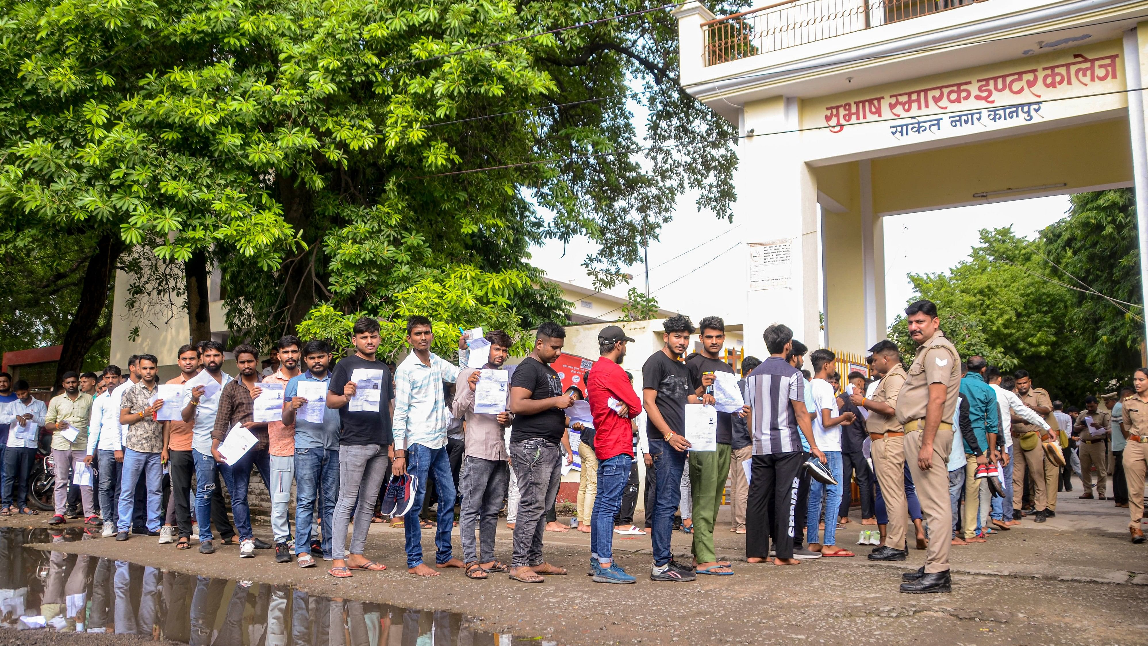 <div class="paragraphs"><p>Candidates arrive to appear for the UP Police Constable Recruitment Exam, in Kanpur, Saturday, August 24, 2024. </p></div>