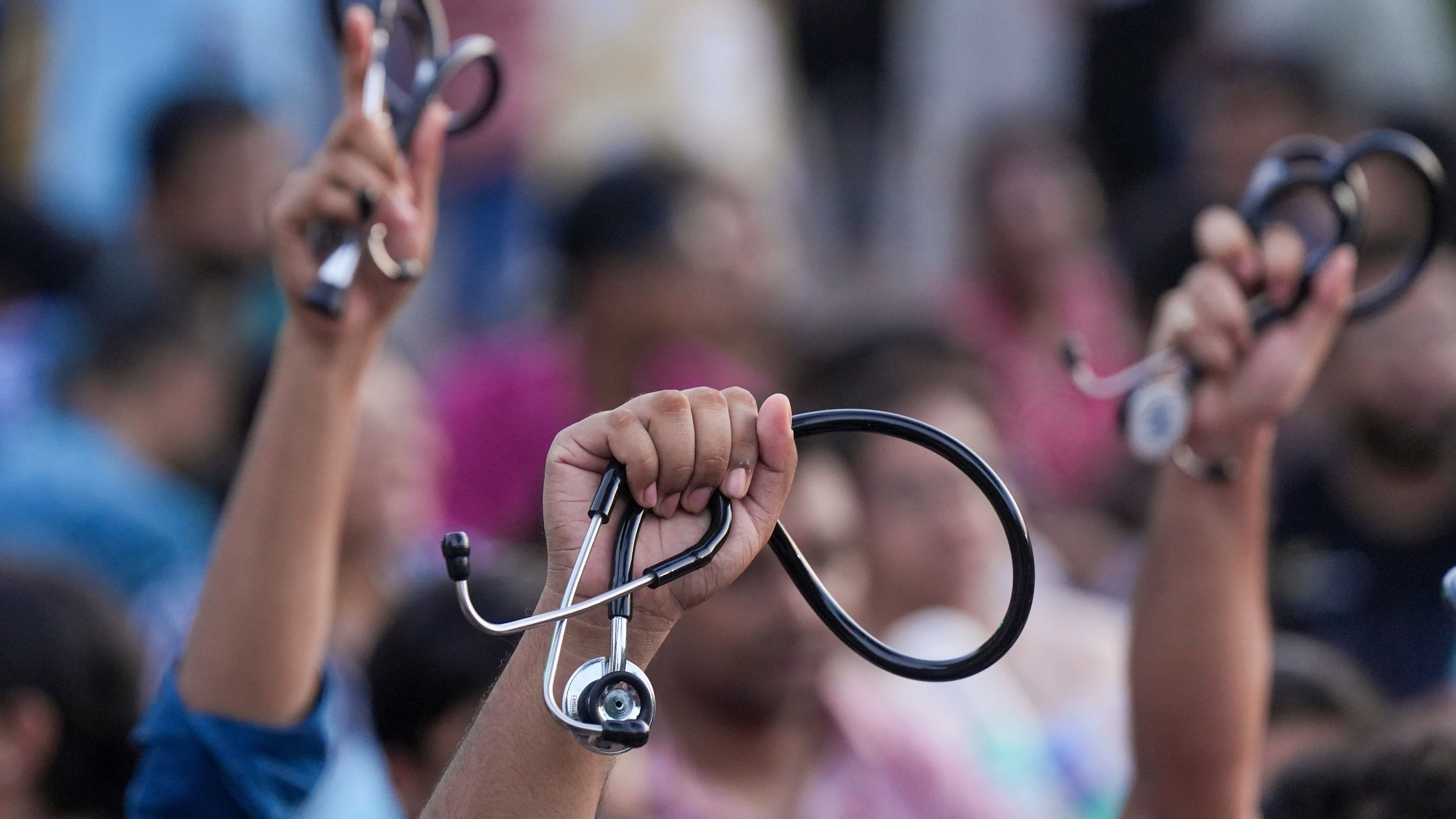 <div class="paragraphs"><p>Junior doctors holding their  stethoscope shout slogans as they sit on a dharna after the police stopped their march towards Swasthya Bhawan in protest over RG Kar Hospital rape and murder incident, in Kolkata, Tuesday, Sept. 10, 2024.</p></div>