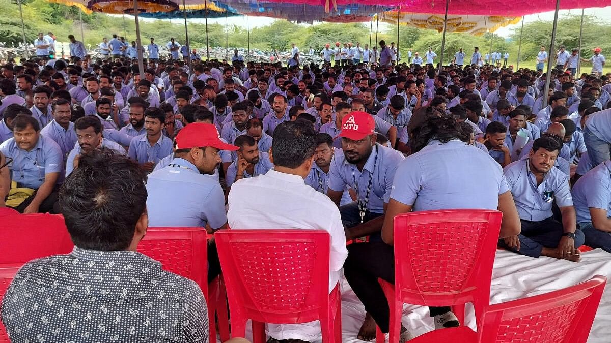 <div class="paragraphs"><p>Workers of a Samsung facility speak with their union leader E. Muthukumar during a strike to demand higher wages at its Sriperumbudur plant near the city of Chennai, India, September 11, 2024.</p></div>