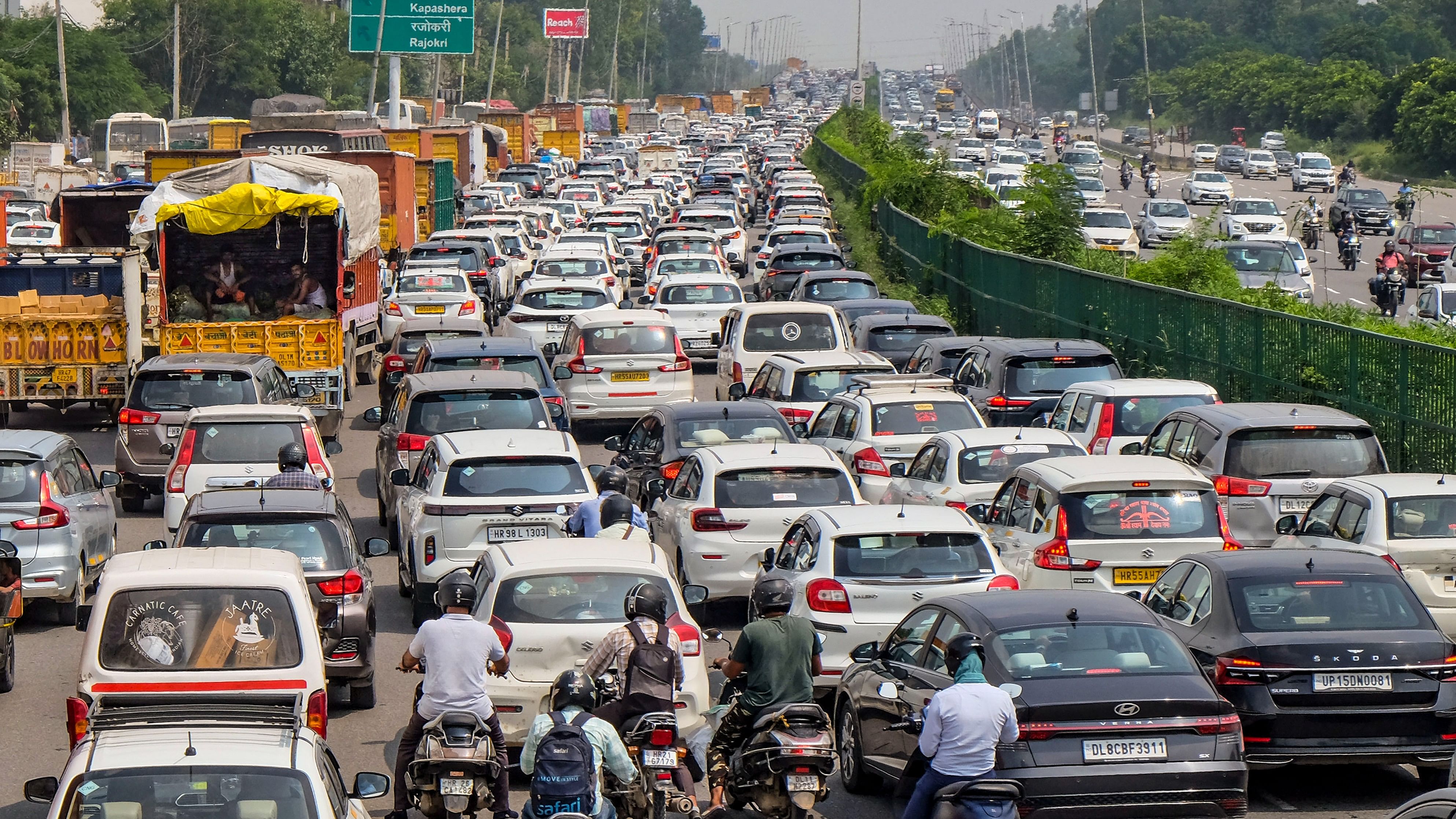 <div class="paragraphs"><p>Image showing traffic in Delhi.</p></div>