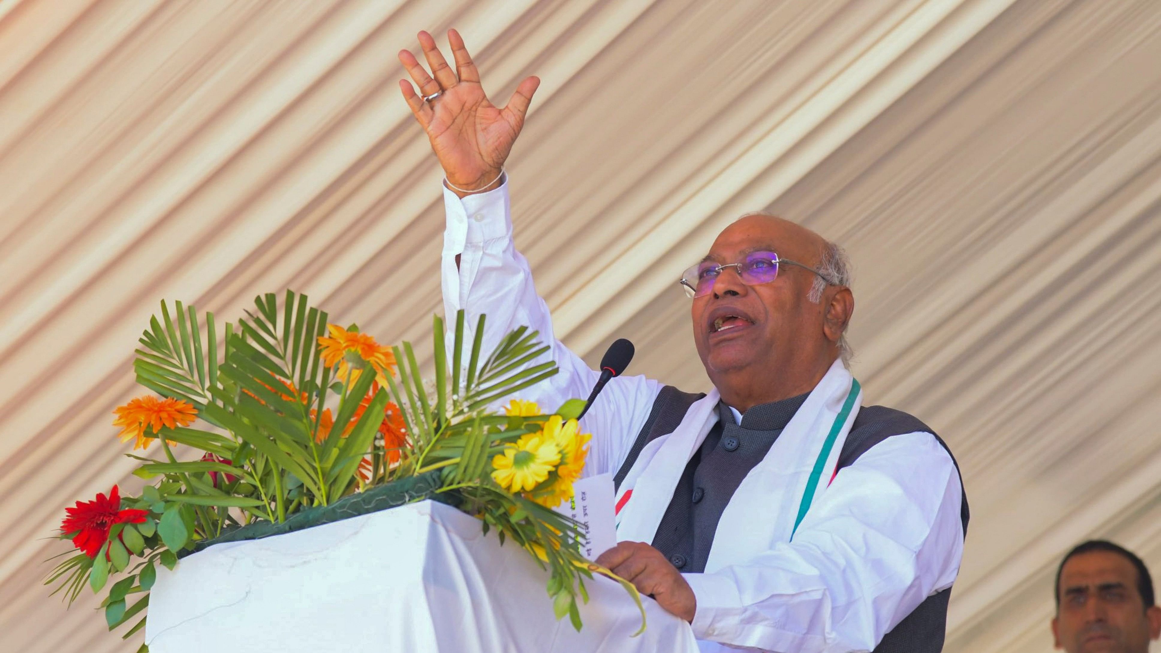 <div class="paragraphs"><p> Congress President Mallikarjun Kharge addresses a public meeting for Jammu and Kashmir Assembly elections, in Anantnag. </p></div>