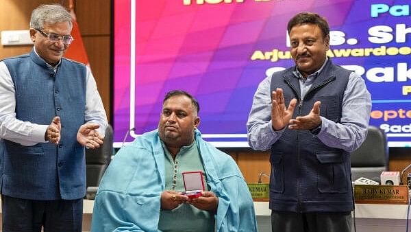 <div class="paragraphs"><p>Chief Election Commssioner Rajiv Kumar felicitates Olympic bronze meldallist para-archer Rakesh Kumar at the Election Commission of India office, in New Delhi, Wednesday, September 11, 2024.</p></div>