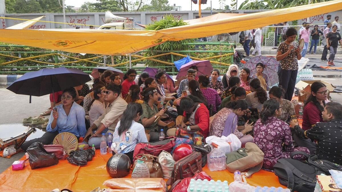 <div class="paragraphs"><p>Doctors during their second day of 'dharna' over the RG Kar Hospital rape and murder incident, near Swasthya Bhawan, in Kolkata, Wednesday, Sept 11, 2024.</p></div>