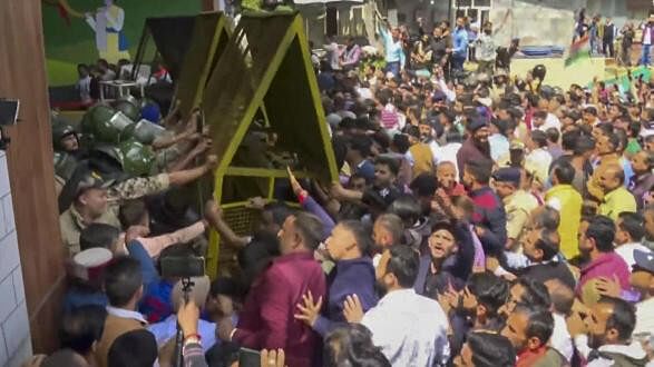 <div class="paragraphs"><p>People clash with police during their protest at the Dhali tunnel in Shimla.</p><p></p></div>