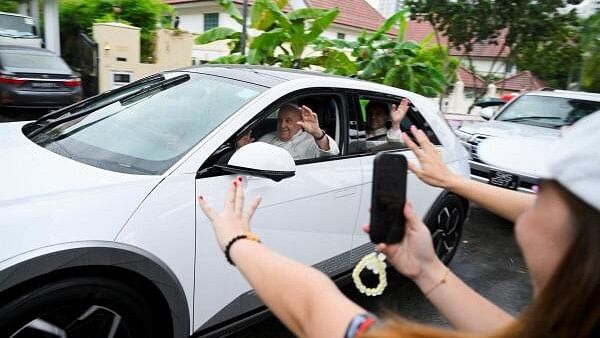 <div class="paragraphs"><p>People line the road to catch a glimpse of Pope Francis as he arrives, during the last leg of his apostolic visit to Asia, in Singapore.</p></div>