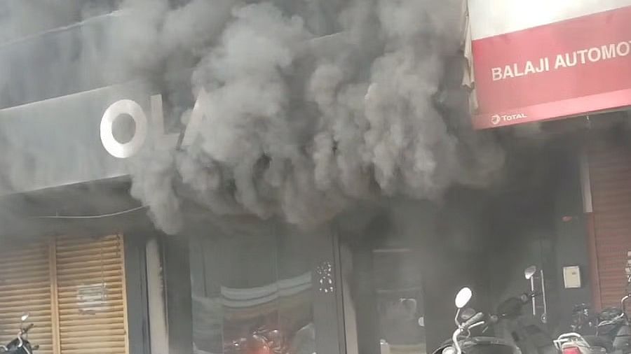 <div class="paragraphs"><p>Smoke billows from the Ola Electric showroom set on fire by a customer in Karnataka's&nbsp;Kalaburagi.</p></div>