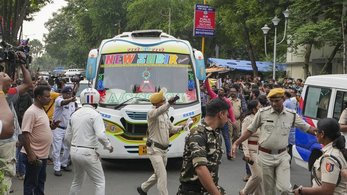 <div class="paragraphs"><p>Security personnel make way as leaders of West Bengal Junior Doctor's Forum (WBJDF) leave for 'Nabanna' (State Secretariat) by bus for a meeting with West Bengal Chief Minister Mamata Banerjee.</p></div>