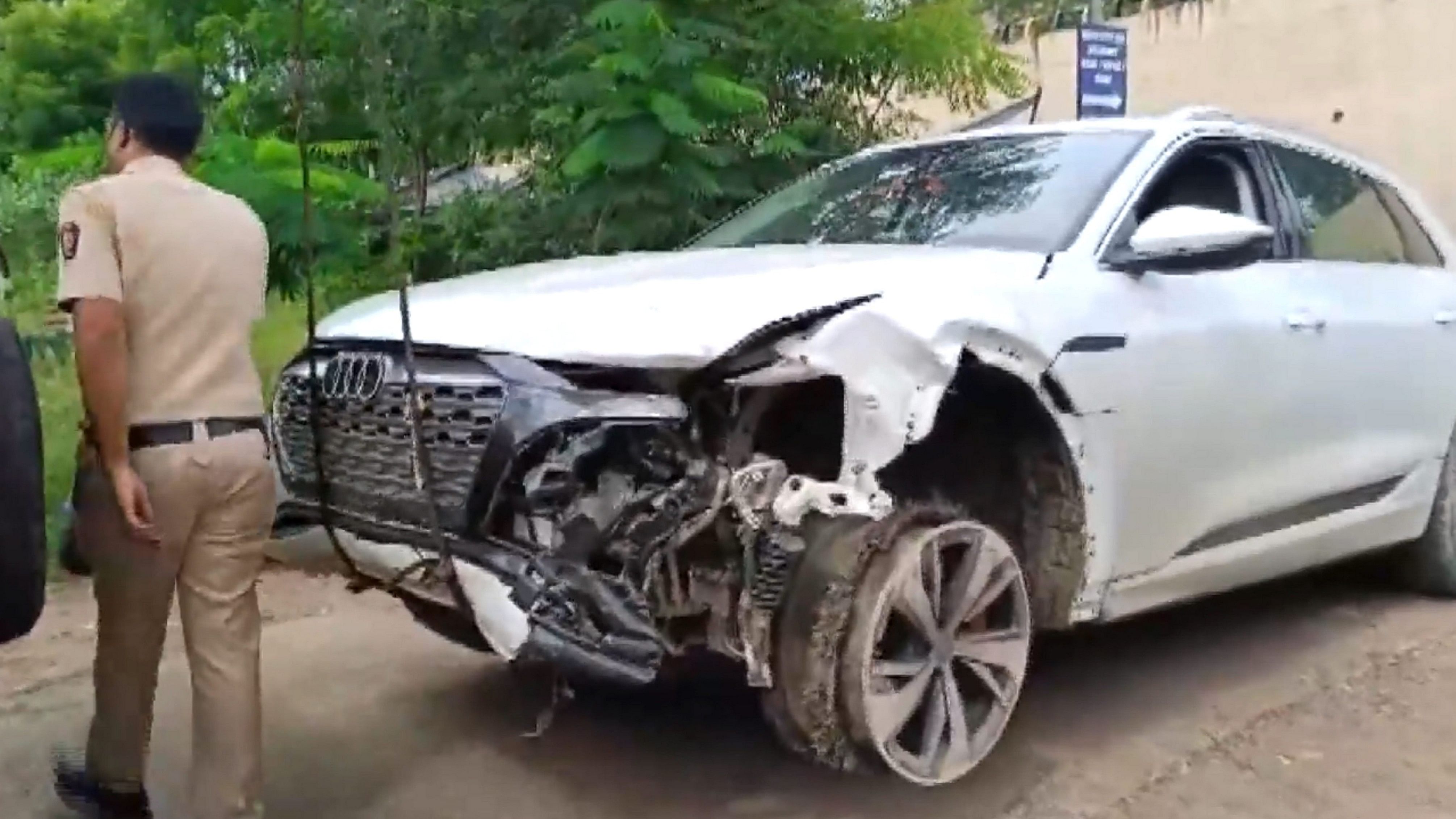 <div class="paragraphs"><p>A police personnel near the damaged Audi owned by Maharashtra BJP chief Chandrashekhar Bawankule's son Sanket Bawankule, after it allegedly hit several vehicles, in Nagpur, Tuesday, Sept 10, 2024. Sanket allegedly fled the scene after the incident, according to sources. </p></div>