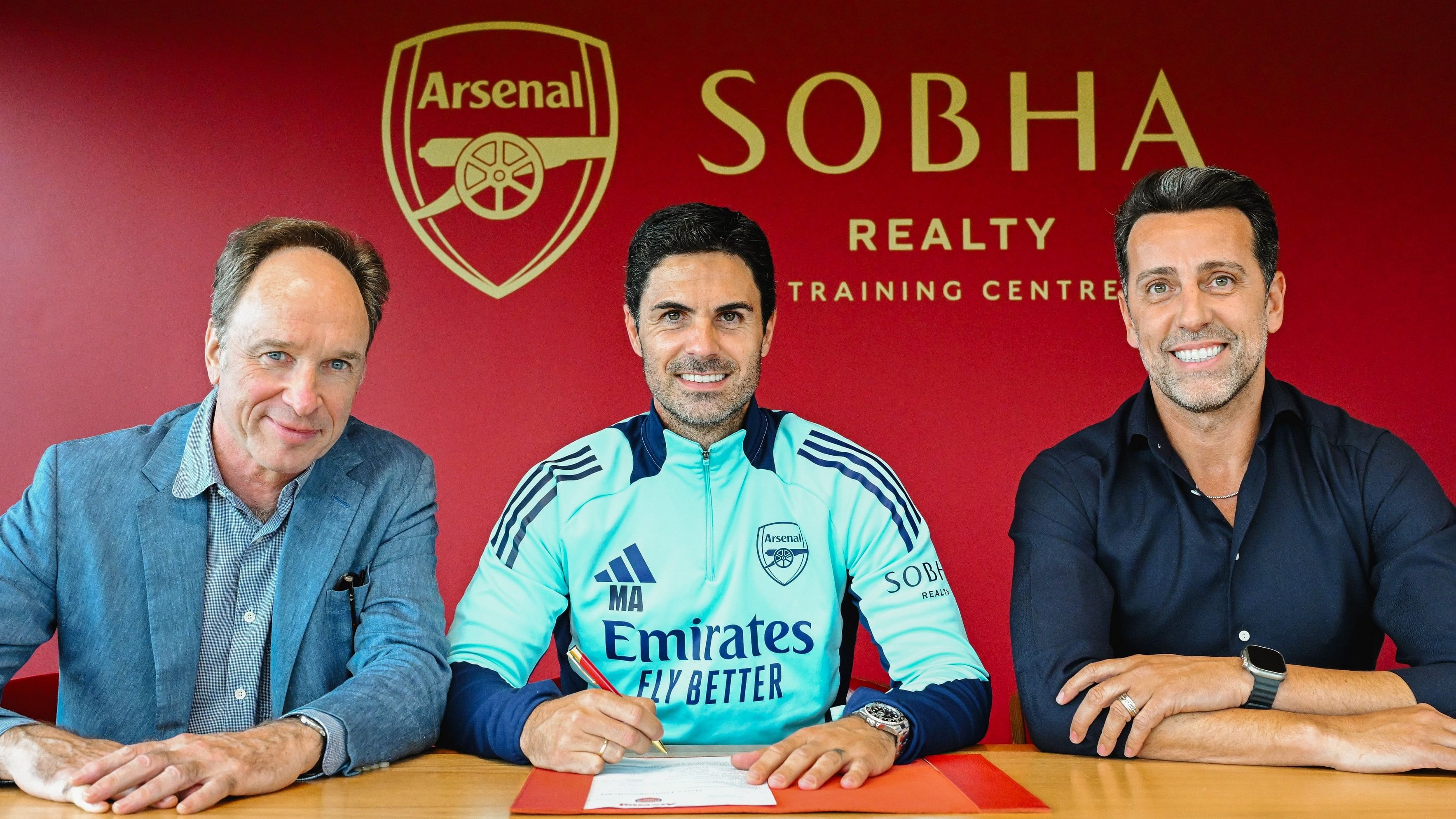 <div class="paragraphs"><p>Arteta signing his new contract.</p></div>