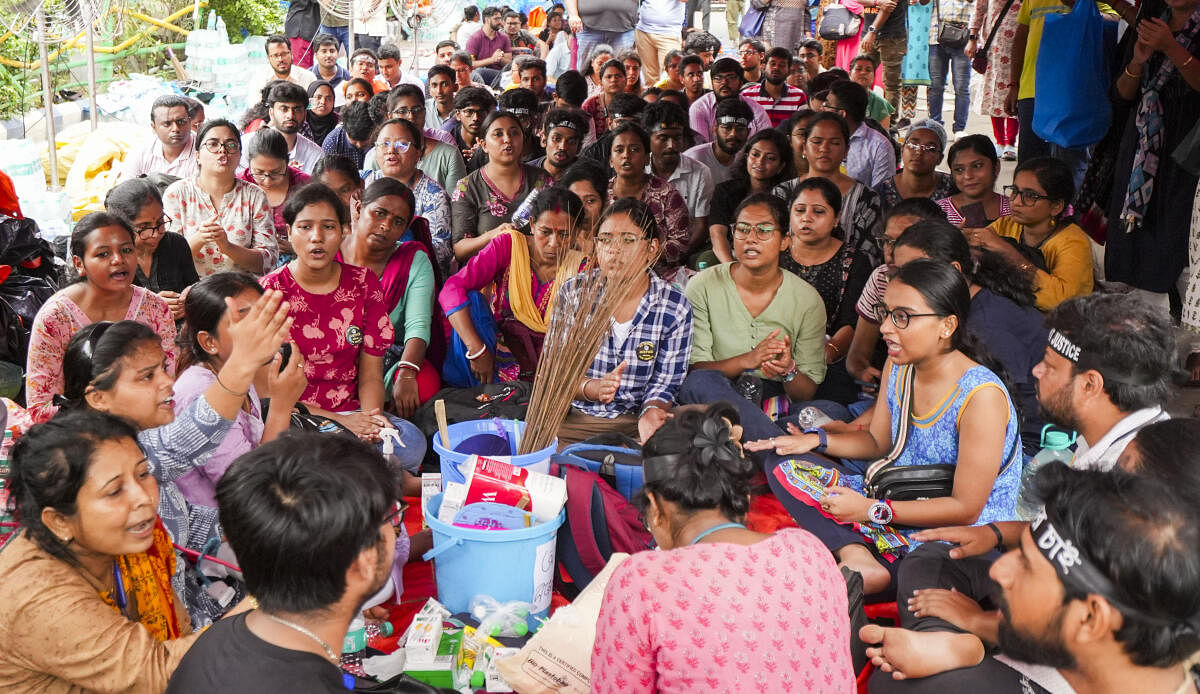 <div class="paragraphs"><p>Junior doctors during their 3rd day of 'dharna' over the R G Kar Hospital rape and murder incident, near Swasthya Bhawan in Kolkata.</p></div>