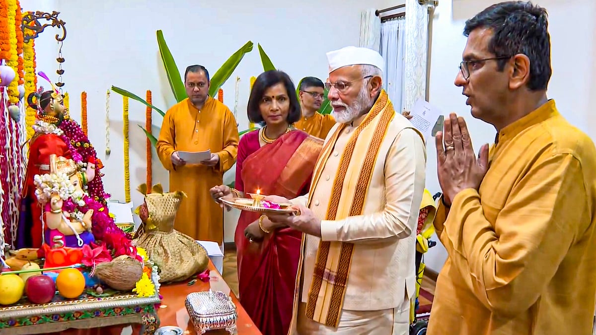 PM Modi joins Ganesh Puja at Chief Justice Chandrachud's residence ...