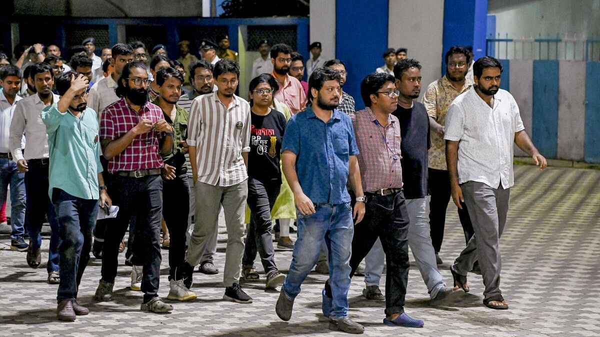 <div class="paragraphs"><p>Junior doctors team depart from Nabanna (State Secretariat) after not attending meeting with West Bengal Chief Minister Mamata Banerjee.&nbsp;</p></div>