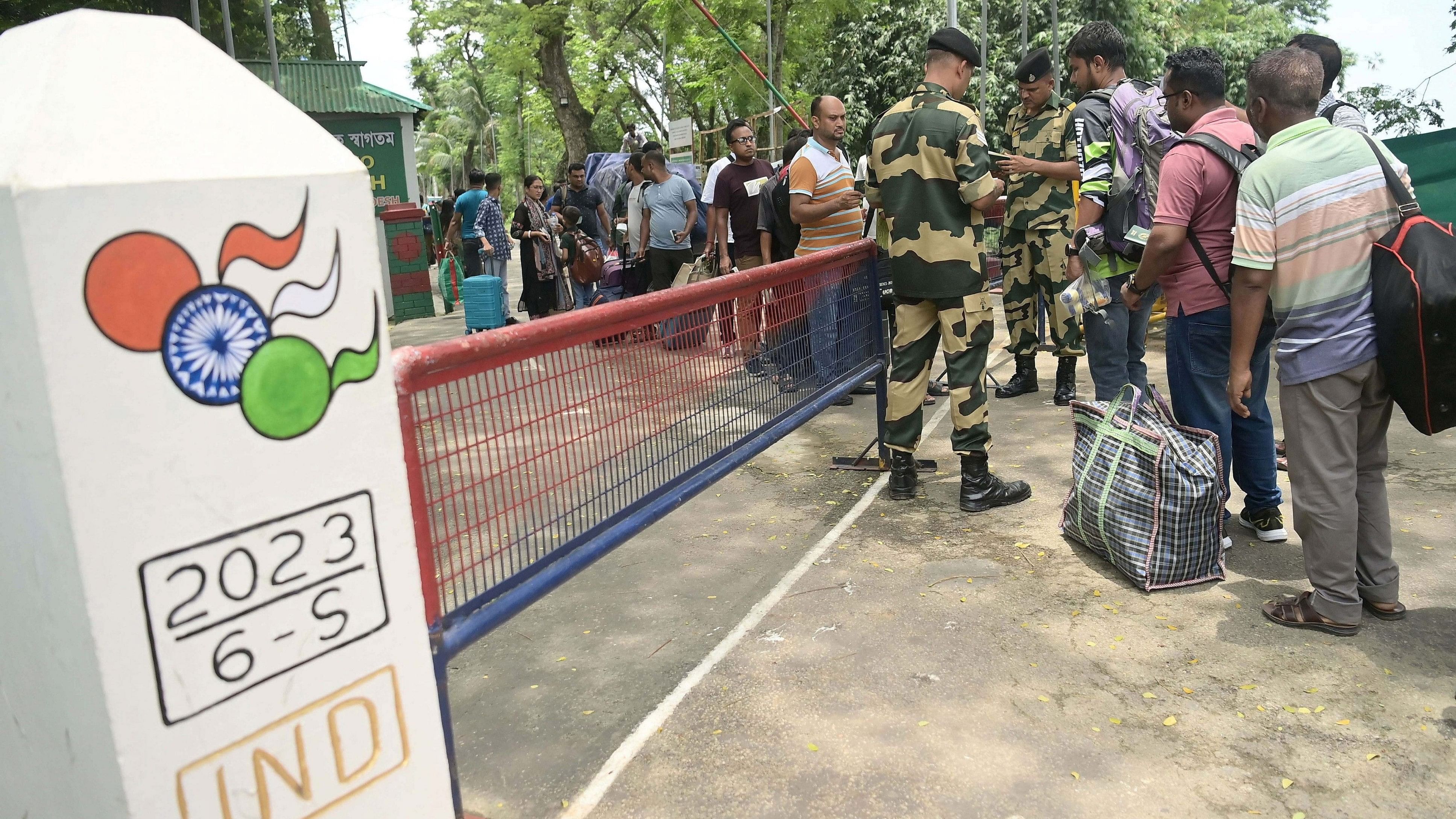 <div class="paragraphs"><p>Police personnel with the arrested Bangladeshi nationals, who illegally entered India. Representative image.</p></div>