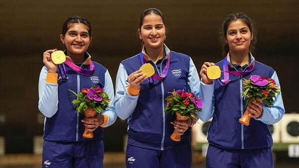 <div class="paragraphs"><p>Indian shooters Esha Singh, Rhythm Sangwan (Centre) and Manu Bhaker (Left) pose for photos during the presentation ceremony of women's 25m pistol rapid team event at the 19th Asian Games, in Hangzhou, China, Wednesday, September 27, 2023.</p></div>