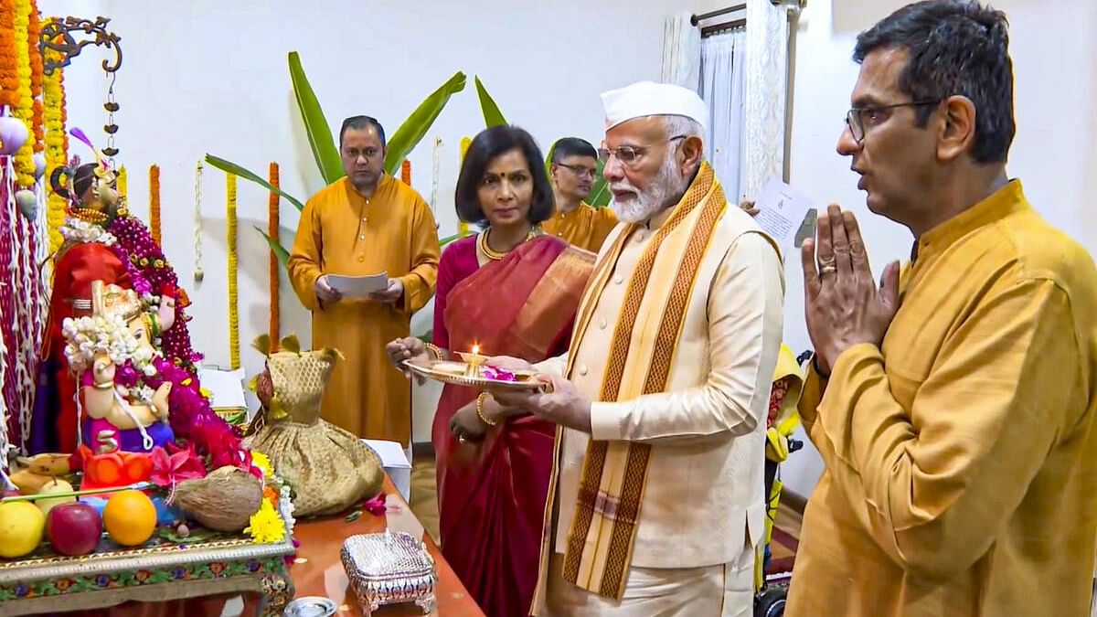 <div class="paragraphs"><p>Prime Minister Narendra Modi attends 'Ganpati Poojan' at the residence of Chief Justice of India DY Chandrachud (R), in New Delhi.</p></div>